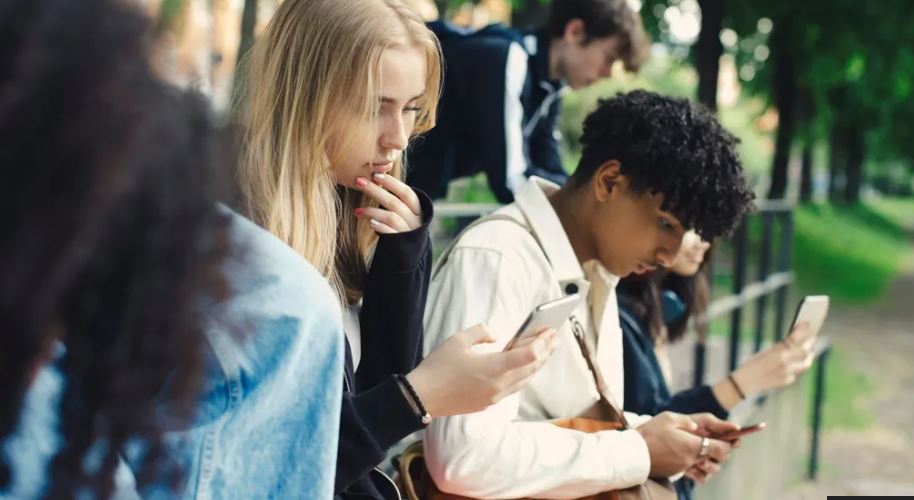 UK Proposes Social Media Curfew for Teenagers