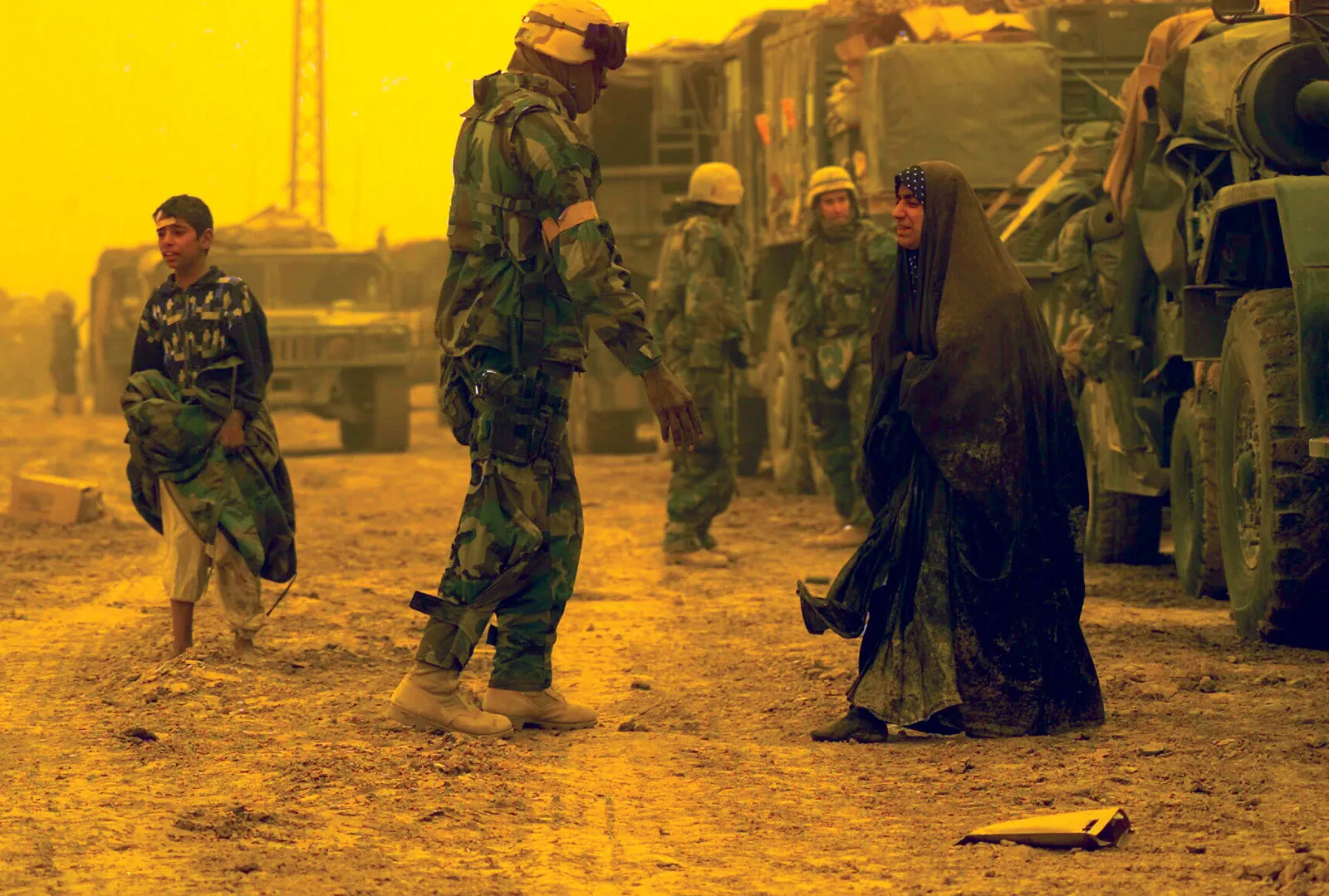 soldiers-Iraqi-civilians