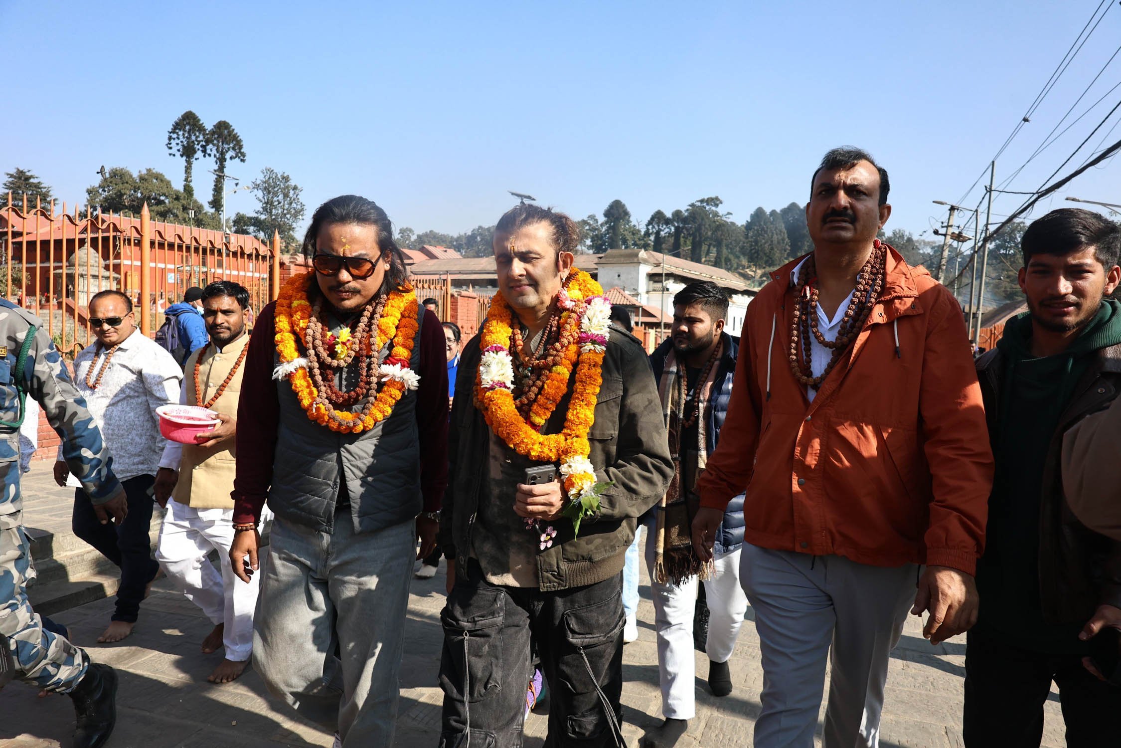 गायक सोनु निगम पुगे पशुपतिनाथ मन्दिर, तस्बिरहरू