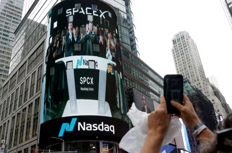 SpaceX Shares Decline Amidst AI Investment and Acquisition Plans