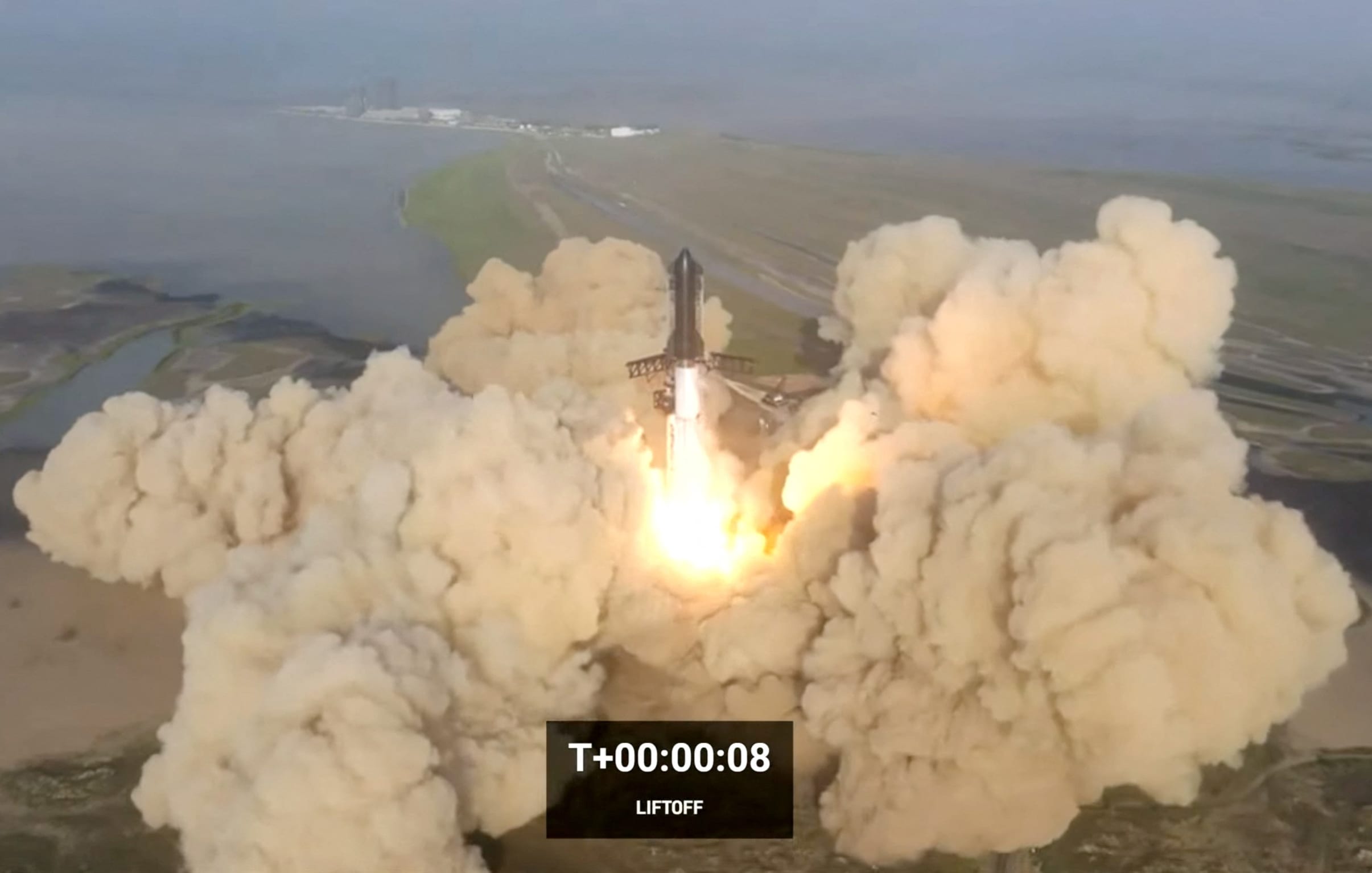 एलन मस्कको सबैभन्दा शक्तिशाली रकेटमा प्रक्षेपण गरेको ४ मिनेट पछि विस्फोट