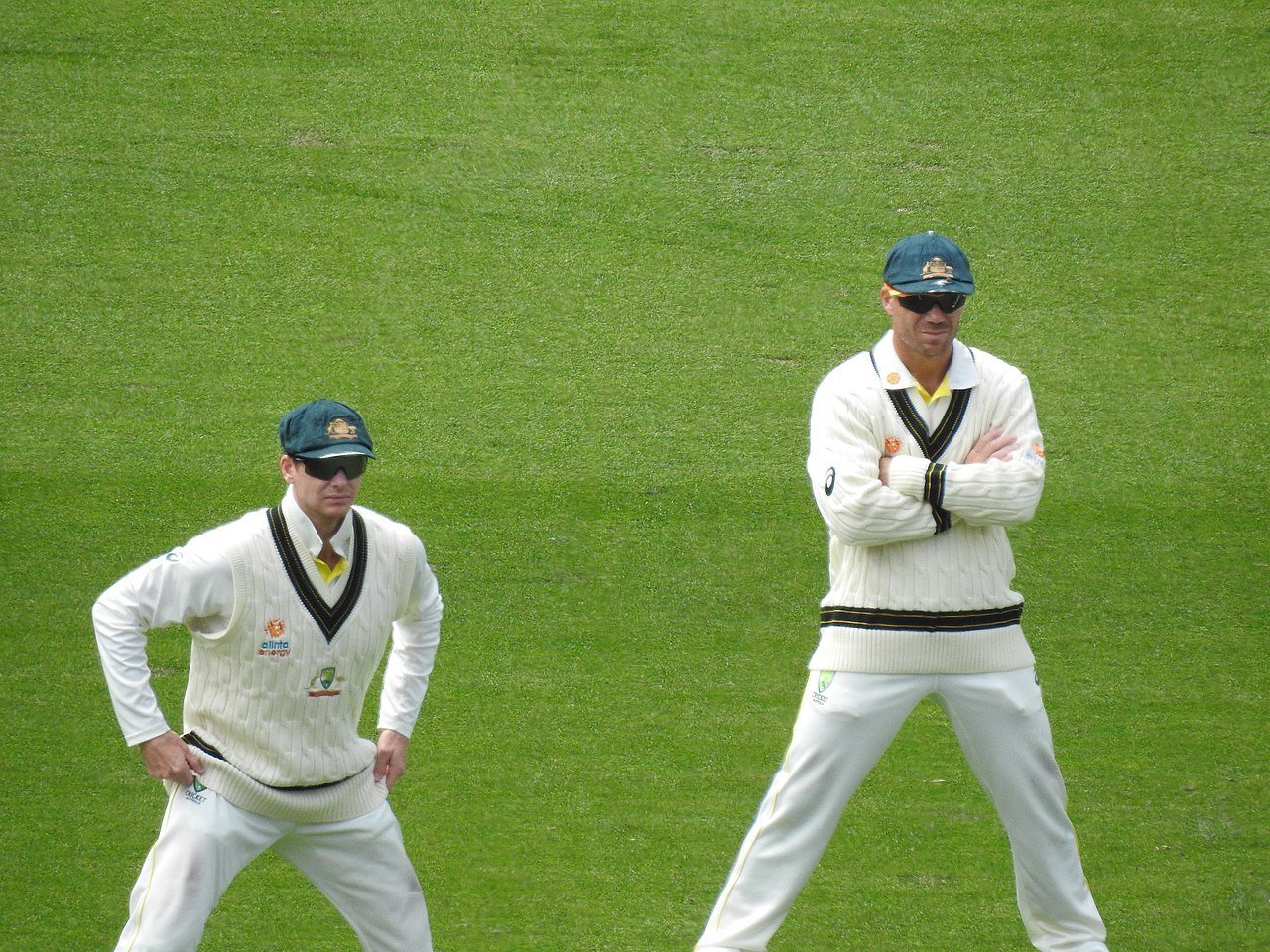 Steve_Smith_and_David_Warner_fielding_in_the_slips_Ashes_2021