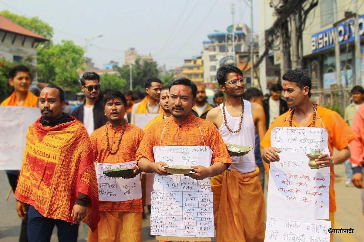 Student Begging for Campus_NPL (3)