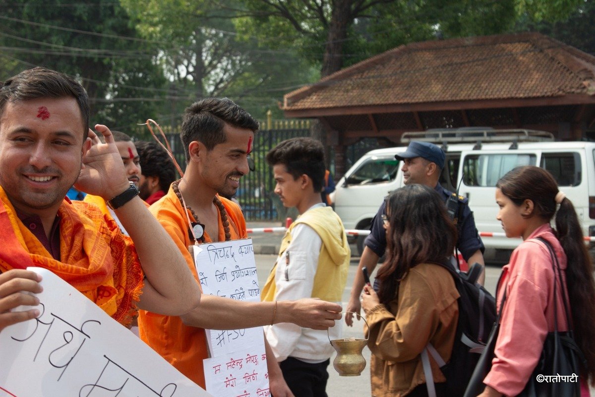 Student Begging for Campus_NPL (6)