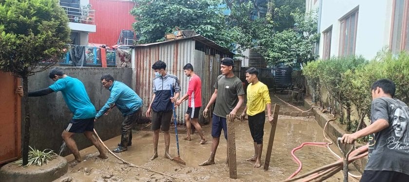 नेकपा (बहुमत) निकट विद्यार्थी बाढी प्रभावित विद्यालयको सरसफाइमा