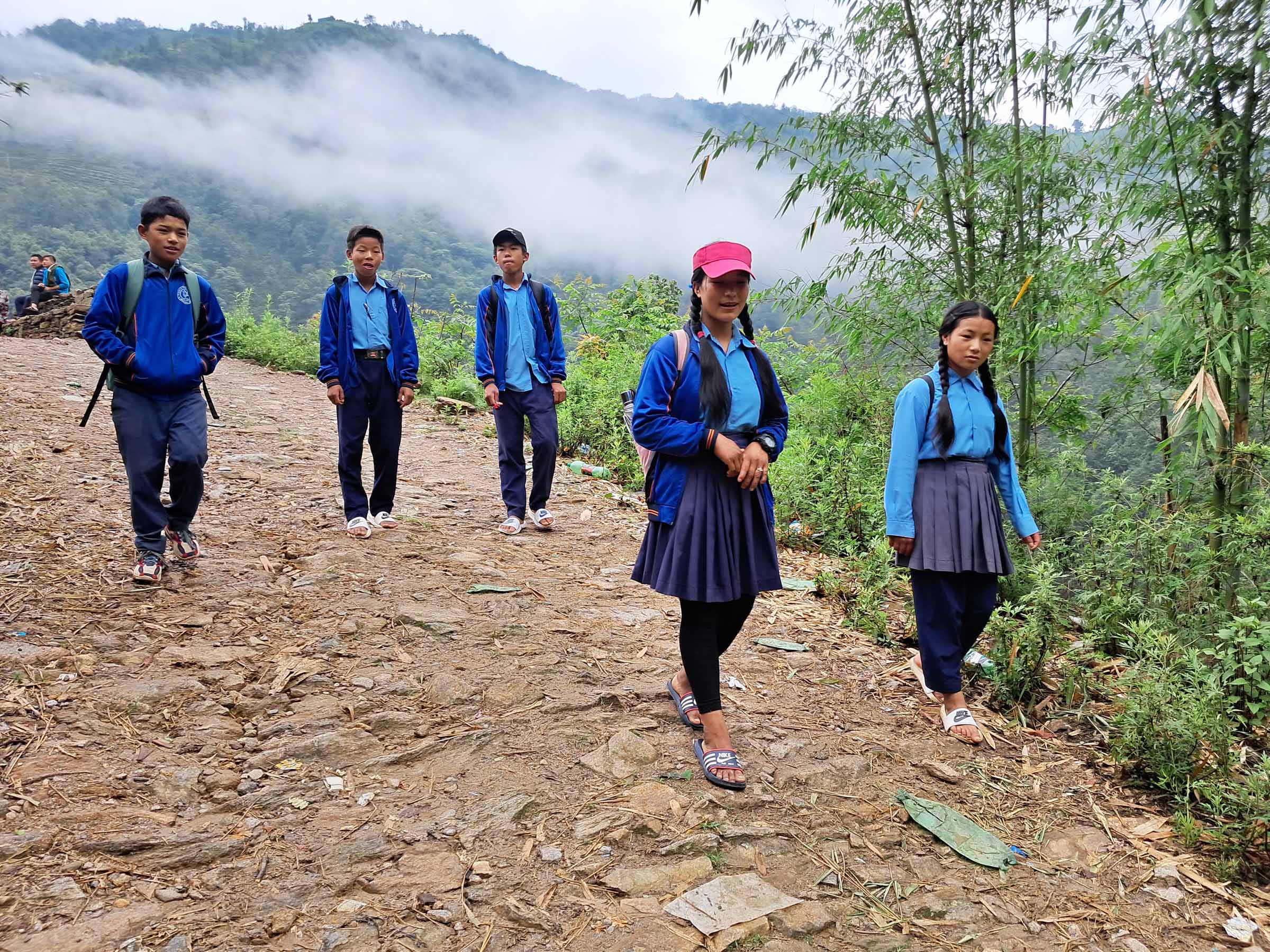 विद्यालय आउने जानेमा नै बित्छ विद्यार्थीको ६ घण्टा