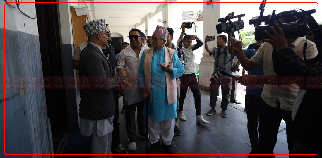   लट्ठी टेकेर निर्वाचन आयोग पुगे सुवेदी, तस्बिरमा हेर्नुहोस्