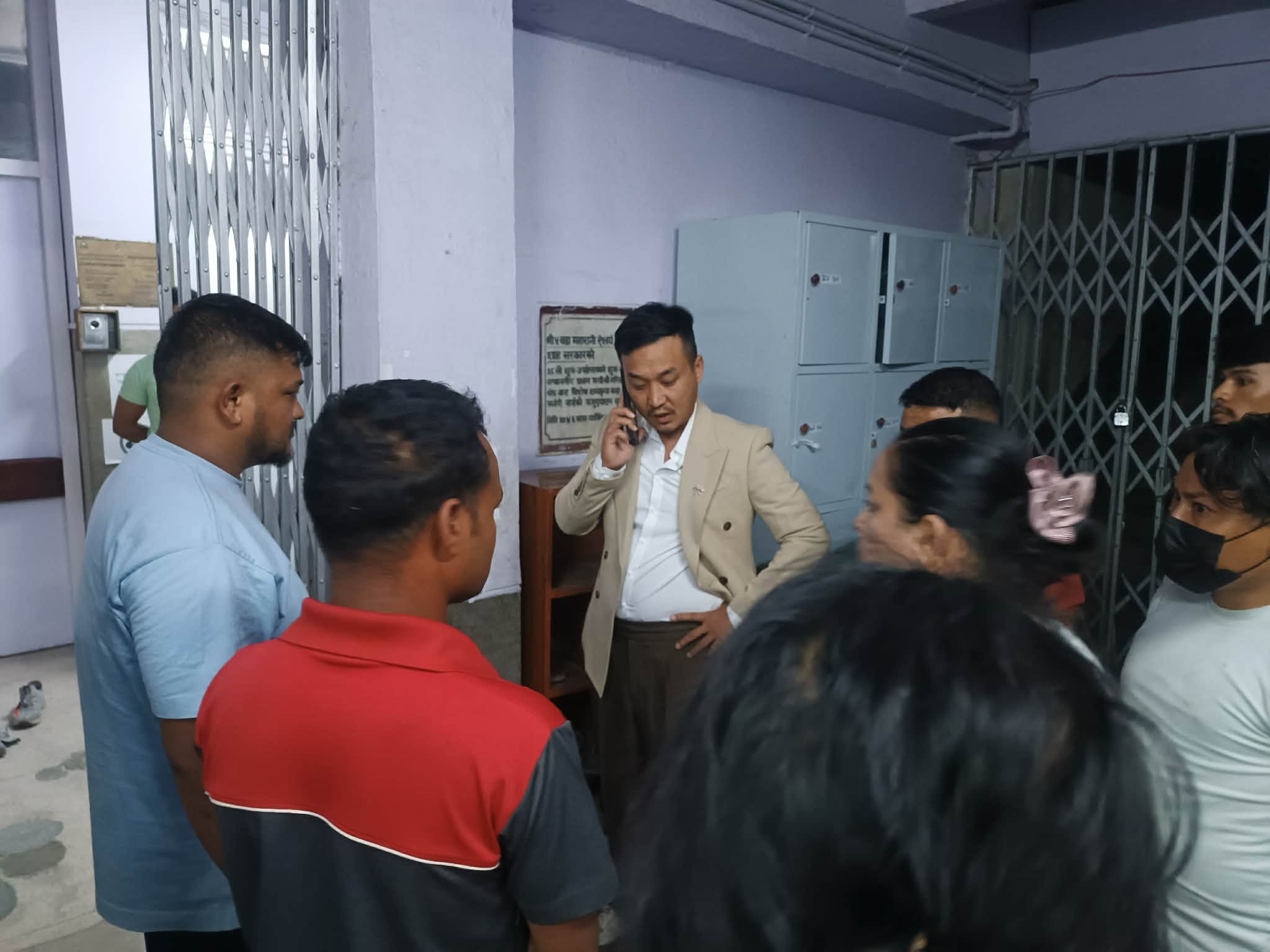गणेश नेपालीको अवस्थाबारे जानकारी लिन गृहमन्त्री गुरुङ वीर अस्पतालमा