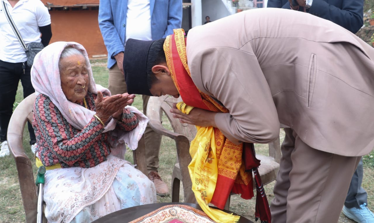 मतदातालाई सुहाङले भने ‘मलाई मत दिएबापत तपाईँहरूले कहिल्यै पछुताउनुपर्ने छैन’