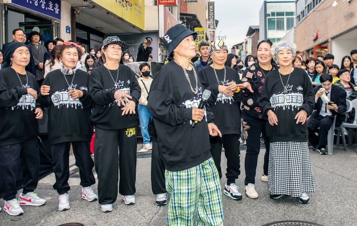 दक्षिण कोरियाका र्‍याप गाउने हजुरआमाहरु