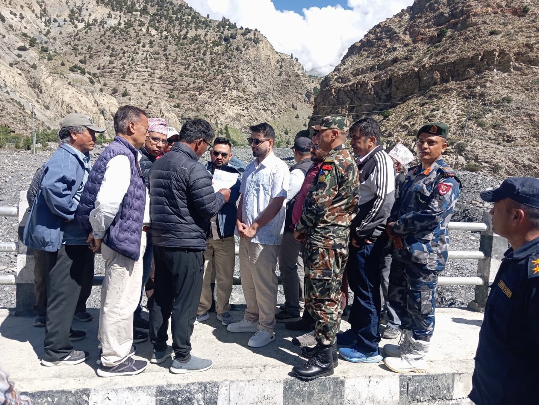 बजेट अभाव हुन दिँदैनौँ, काम नगर्ने ठेकेदारको सम्झौता रद्द गर्नुस् : मन्त्री लम्साल