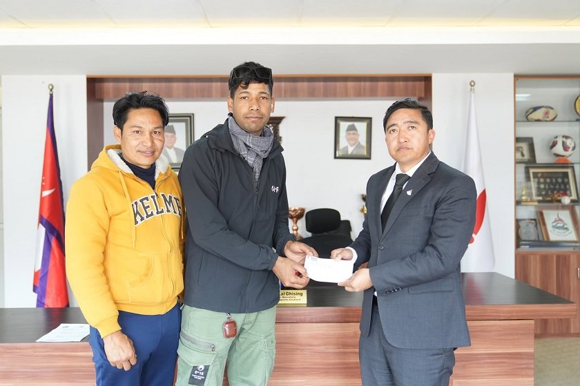 भलिबल खेलाडी सूर्यलाई उपचार सहयोग प्रदान