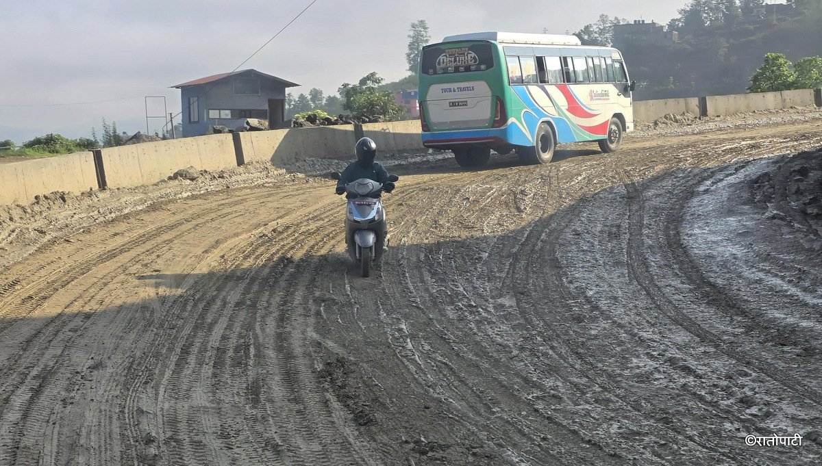 वर्षाले हिलाम्मे सूर्यविनायक–धुलिखेल सडकखण्डको साँगा क्षेत्र (तस्बिरहरू)