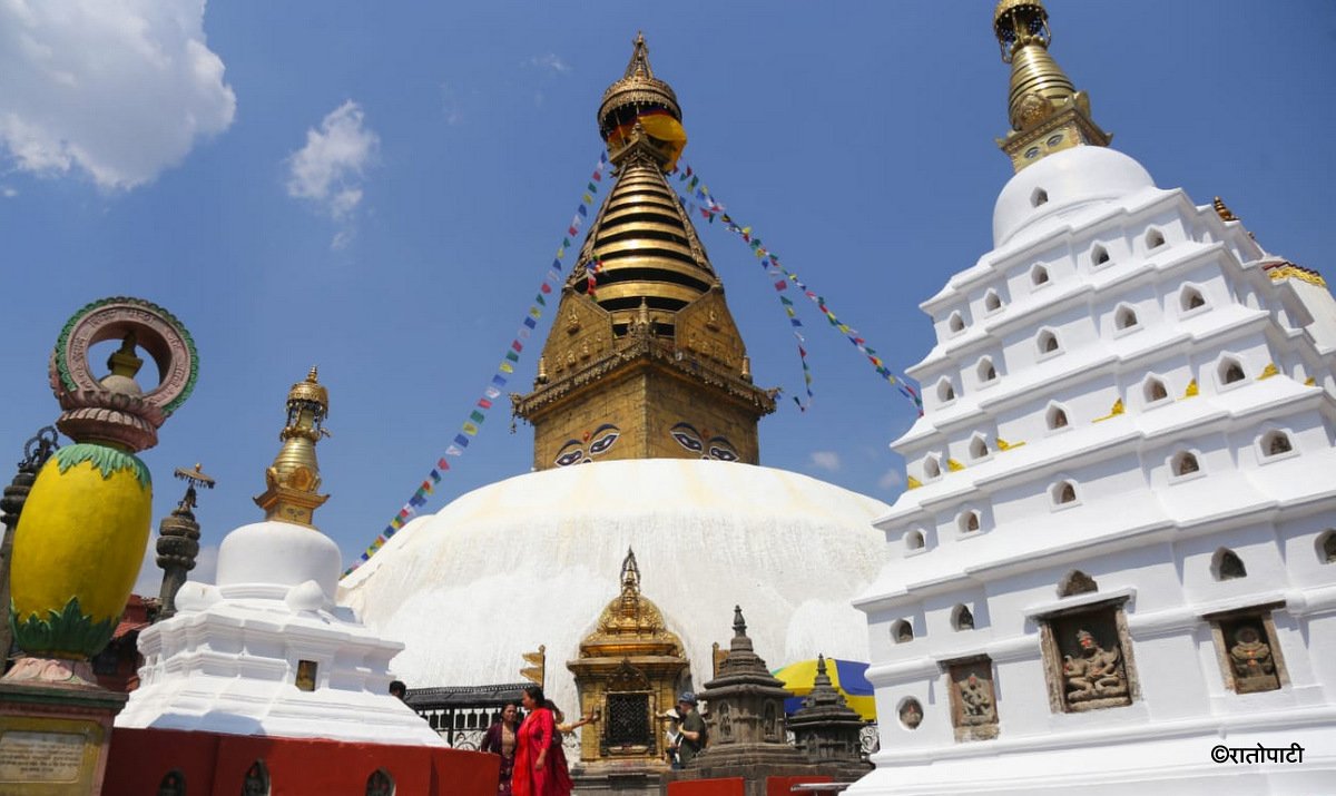 बुद्ध जयन्तीका लागि सिँगारिँदै स्वयम्भूनाथ (तस्बिरहरू)