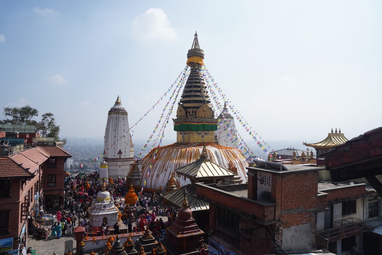 स्वयम्भू महाचैत्यमा ८४ हजार सयपत्री फूल अर्पण