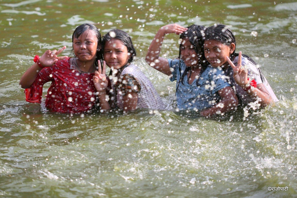 गर्मी बढेसँगै पौडीमा रमाउँदै केटाकेटीहरू, तस्बिरहरू