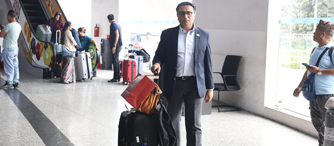   चीन भ्रमण छोट्याएर बिचमै फर्किए रास्वपाका नेताहरू (तस्बिरहरू)