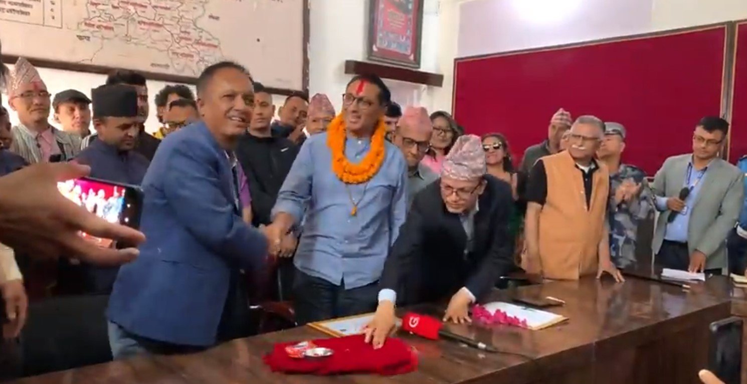   स्वर्णिमलाई लगाइदिए गोविन्दले माला