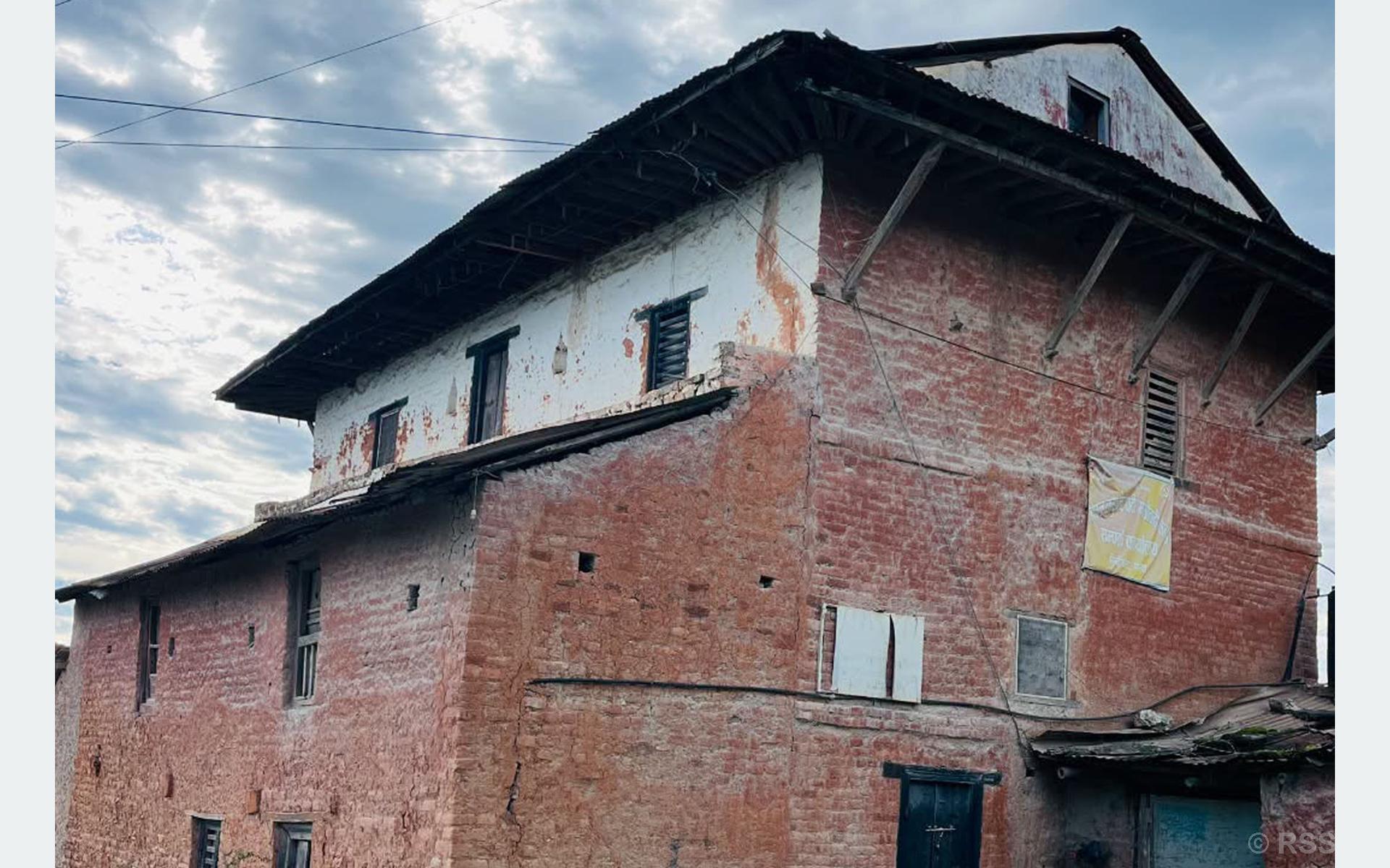 ‘ताल्चा लागेका घर, एक्लिएका बूढापाका’