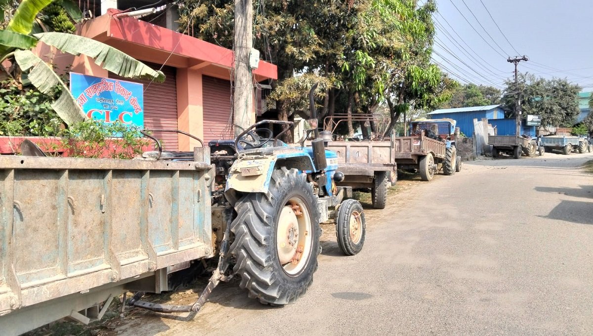 चाँदी खोलामा अवैध उत्खनन : सशस्त्रद्वारा ८ ट्र्याक्टरसहित चालकहरू नियन्त्रणमा