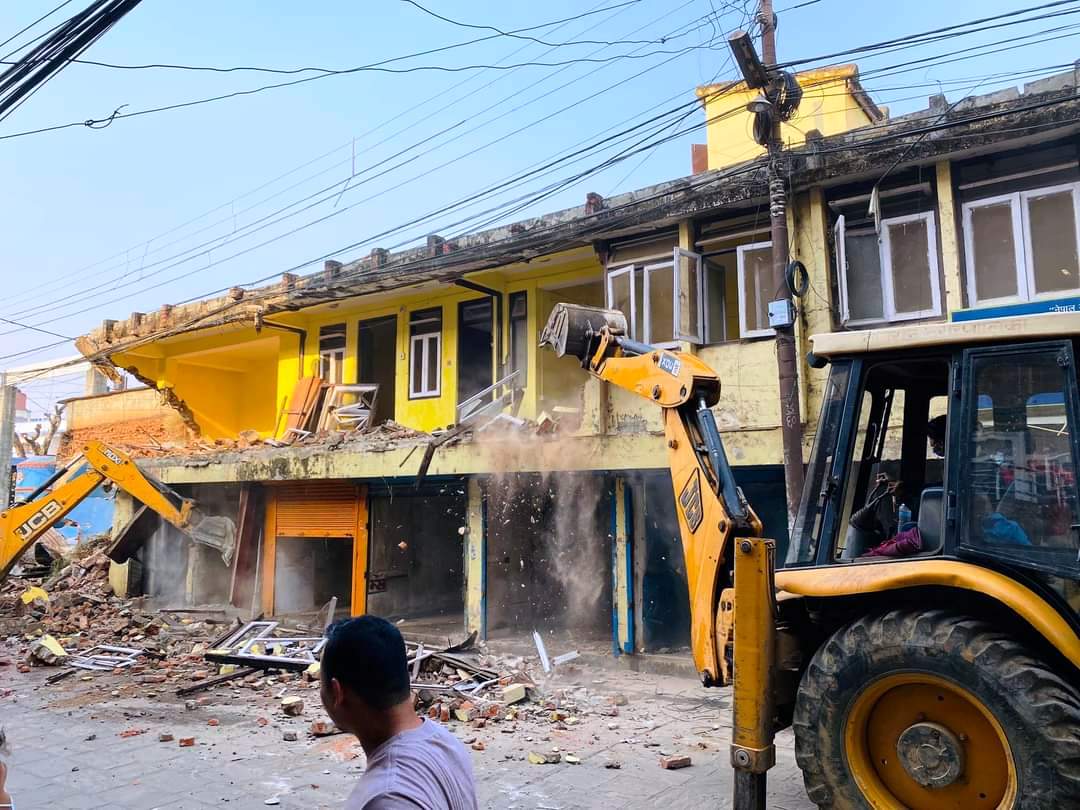 पाल्पा दरबार परिसरका घर टहरा भत्काउन सुरु
