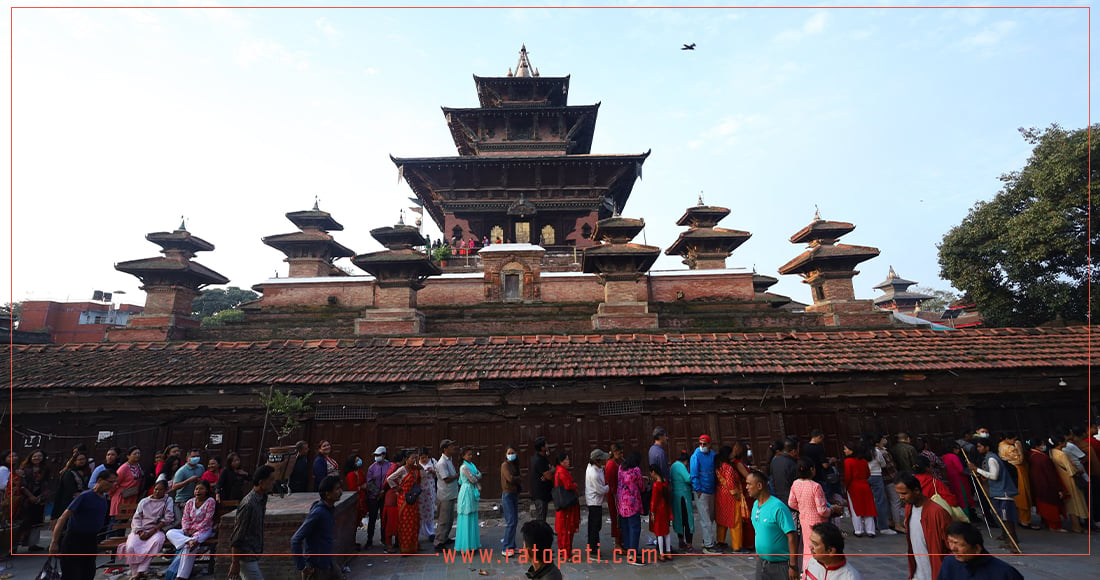 वर्षमा एकपटक मात्र खुल्ने तलेजु भवानीको दर्शनका लागि बिहानैदेखि लाइन, तस्बिरहरू