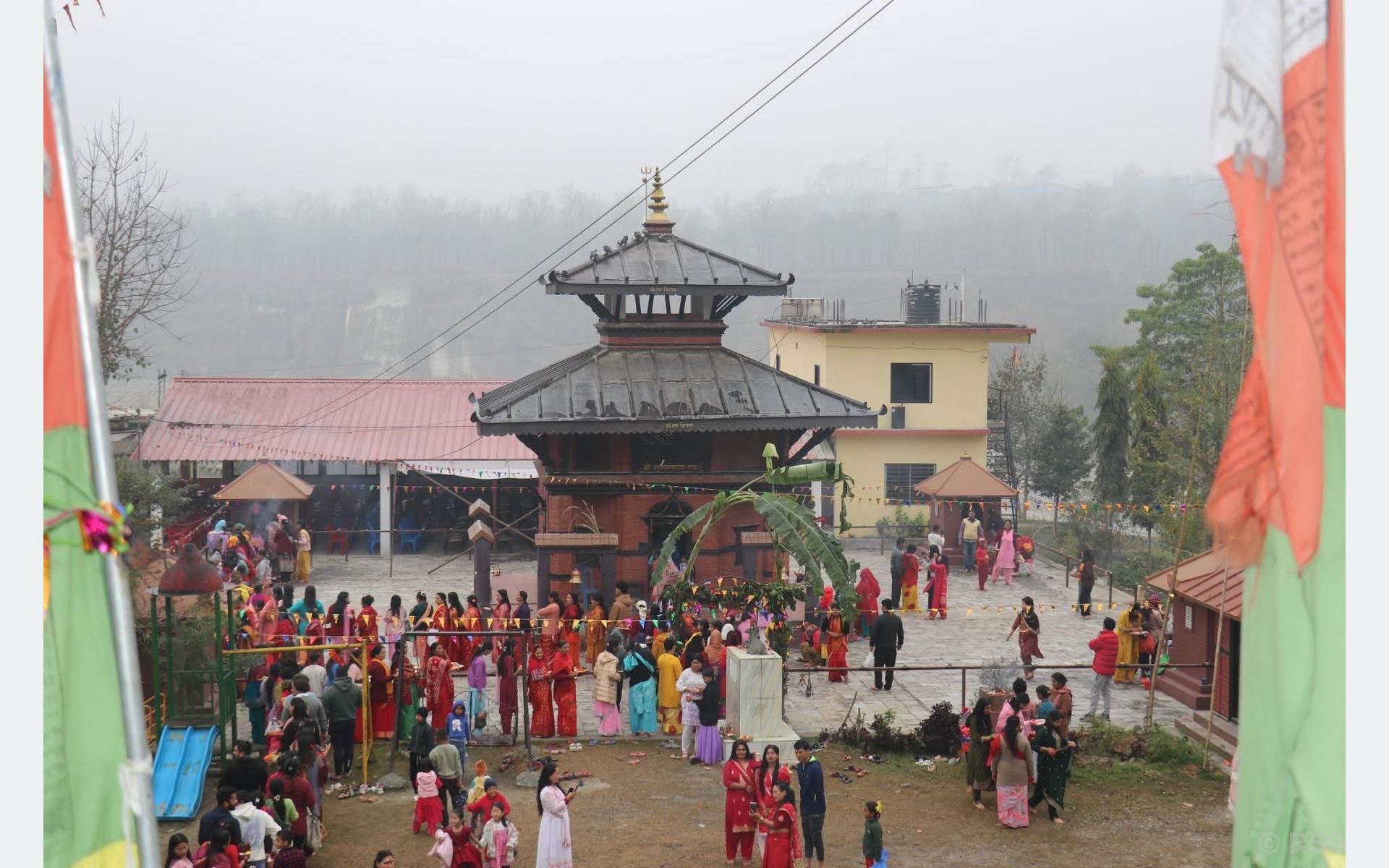 तनहुँका शिवमन्दिरमा भक्तजनको घुइँचो