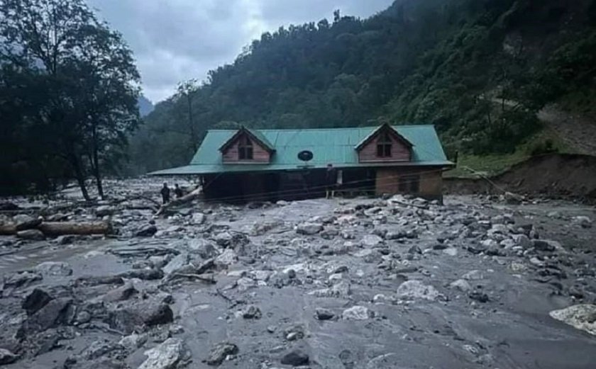 बाढीपीडितलाई कोशी प्रदेश सरकारले पठायो राहत