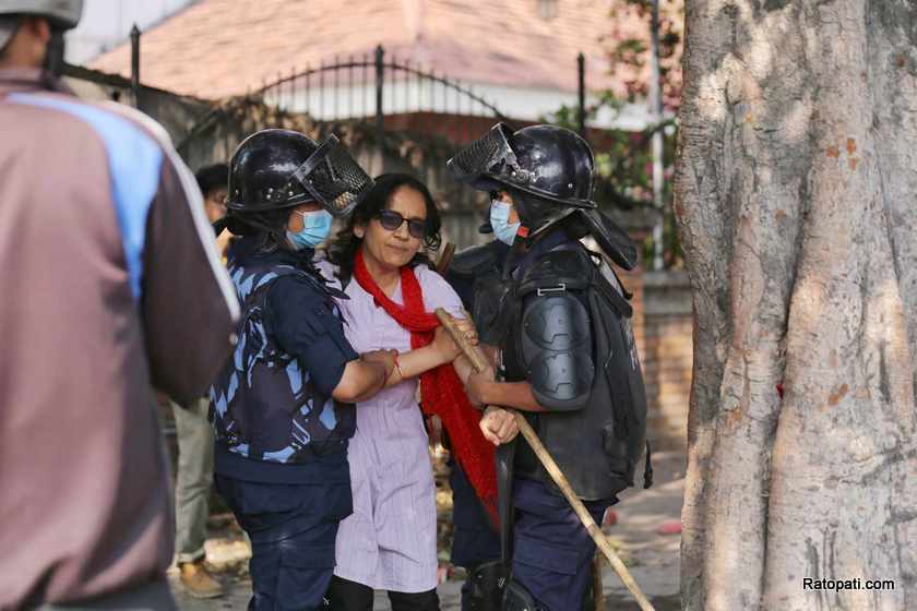 टोपबहादुर रायमाझीविरुद्ध नाराबाजी  गर्दा बराल पक्राउ