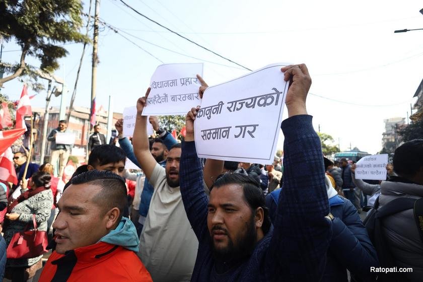   निर्वाचन आयोगको निर्णयलाई अवैधानिक भन्दै देउवा पक्षधर नेताहरू सडकमा (तस्बिरसहित)