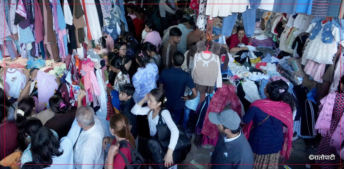   तस्बिरमा हेर्नुहोस् भृकुटीमण्डपमा किनमेल गर्नेहरूको भिड