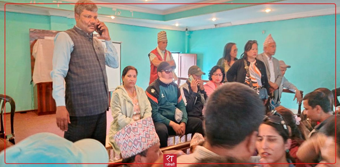 शिक्षक र सरकारबिचको सहमतिबारे जानकारी दिन आयोजित कार्यक्रममा असन्तुष्ट कर्मचारीको होहल्ला