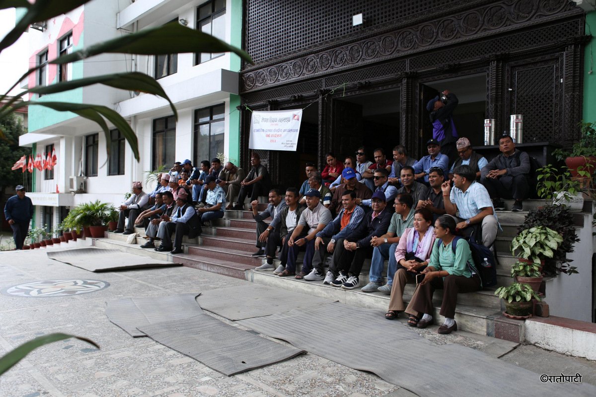 teacher dharna congress office (9)