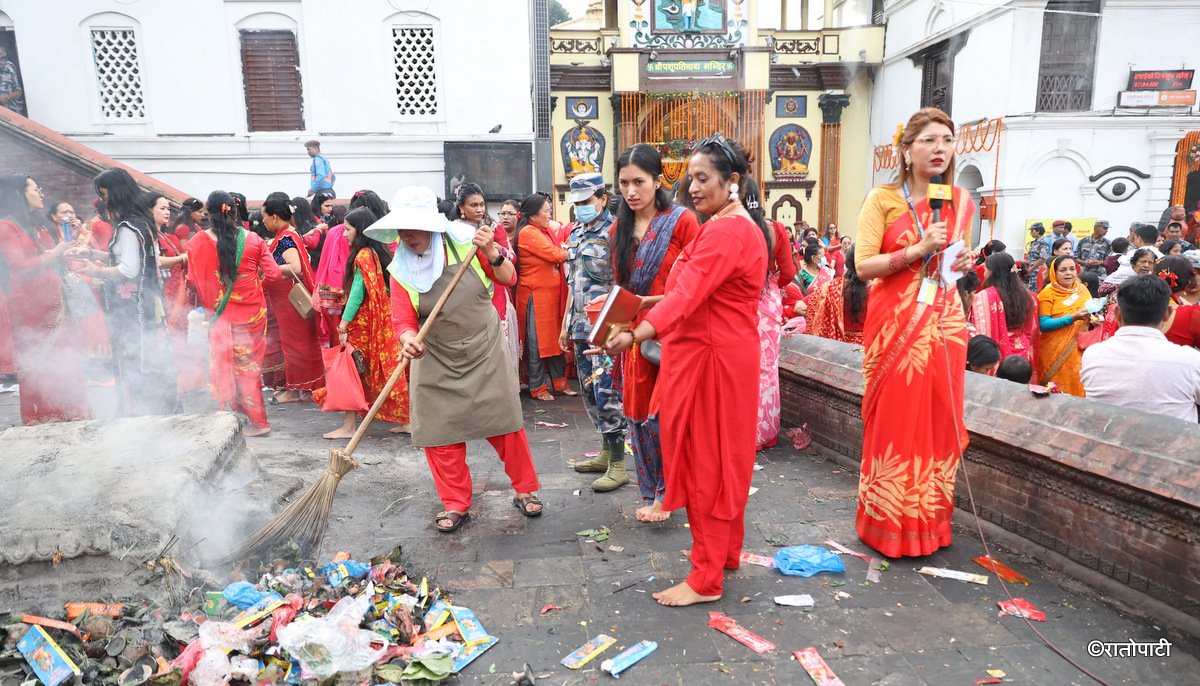   तीज मनाउँदै, कर्तव्य निभाउँदै (तस्बिरहरू)