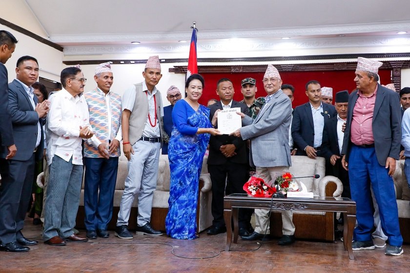   जब प्रधानमन्त्रीलाई तेह्रथुमका जनप्रतिनिधिले भेटे‍‍‍‍...
