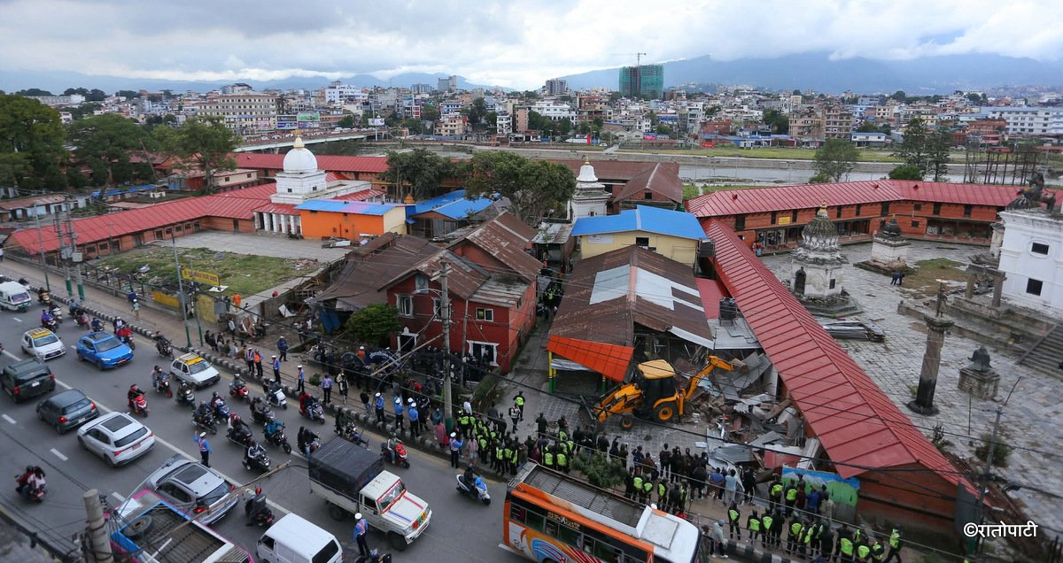   सम्पदा क्षेत्रको टहरामा महानगरको डोजर  (तस्बिरहरू)