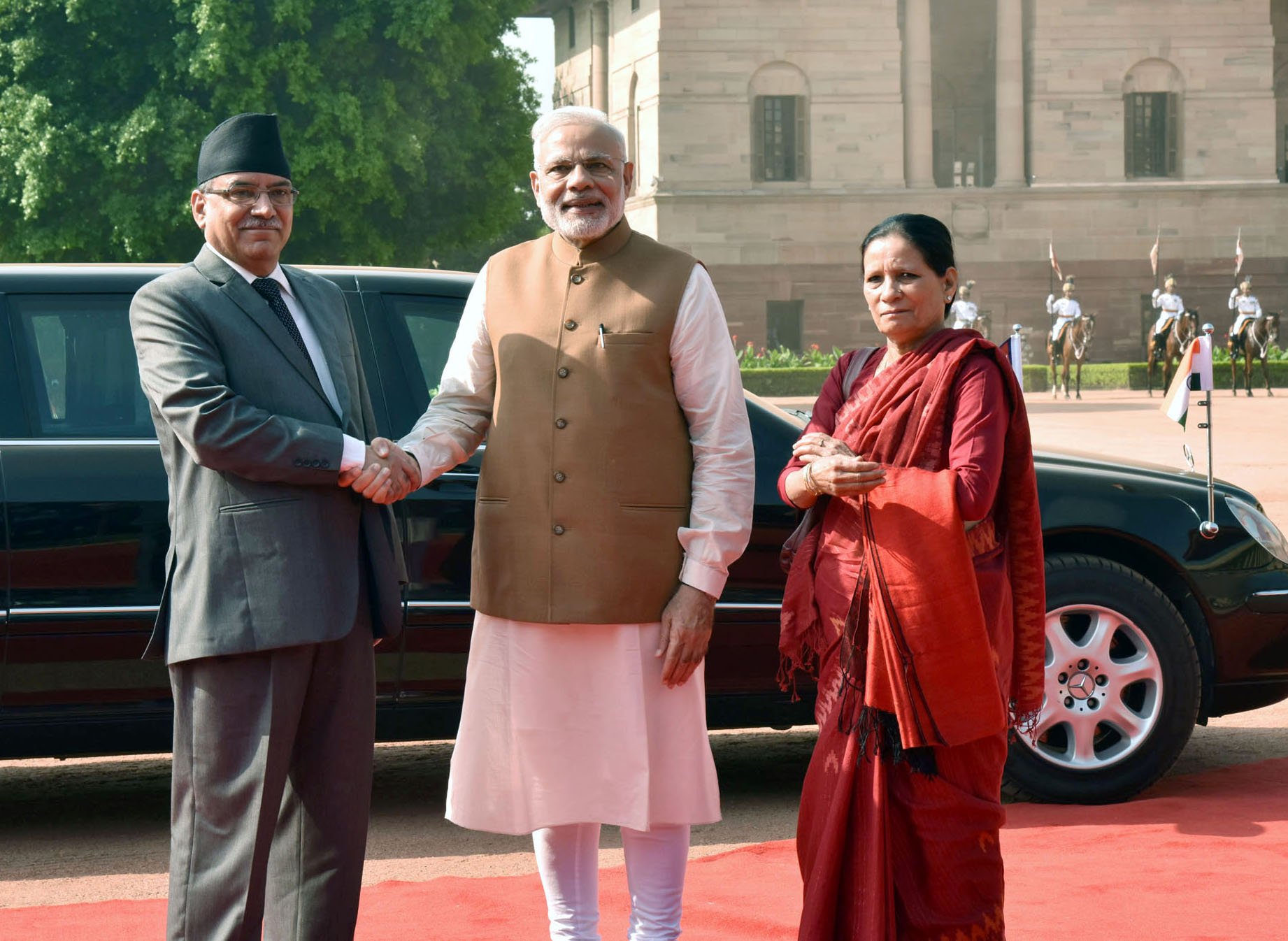 The_Prime_Minister_of_Nepal,_Mr._Pushpa_Kamal_Dahal_and_Mrs._Sita_Dahal_being_received_by_the_Prime_Minister,_Shri_Narendra_Modi,_at_the_Ceremonial_Reception,_at_Rashtrapati_Bhavan,_in_New_Delhi_on_September_16,_2