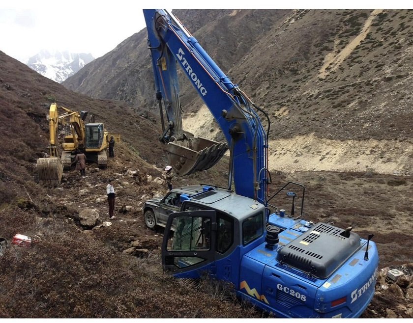 पहिलोपटक टिपताला पुगे नेपालतर्फका स्काभेटर र ट्याक्टर