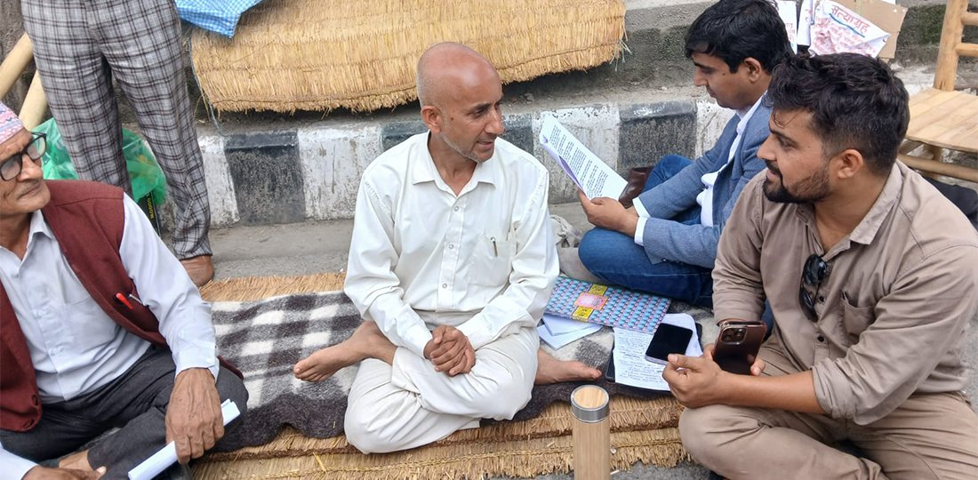 'कुर्सीको शक्तिले नभ्याए'पछि सडकमा आउन बाध्य भए मेयर
