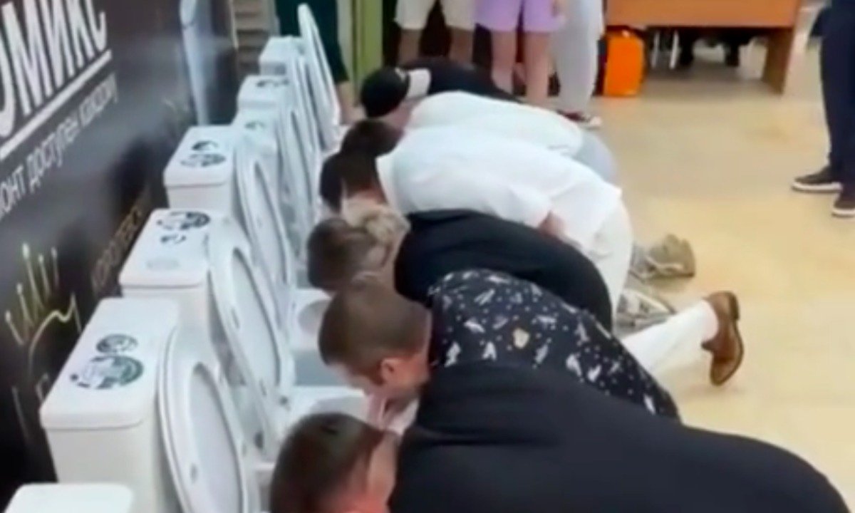 Russian Company Hosts Bizarre Toilet Drinking Competition