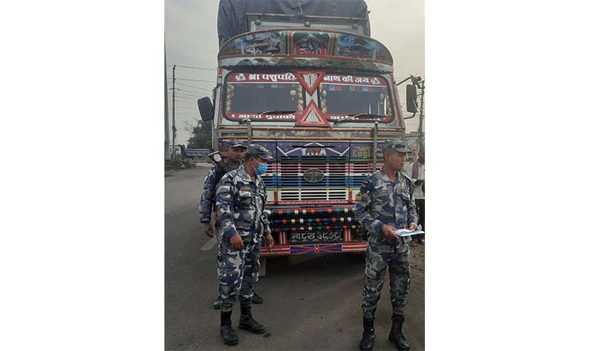 ७० लाख बराबरको लत्ताकपडासहित ट्रक नियन्त्रणमा