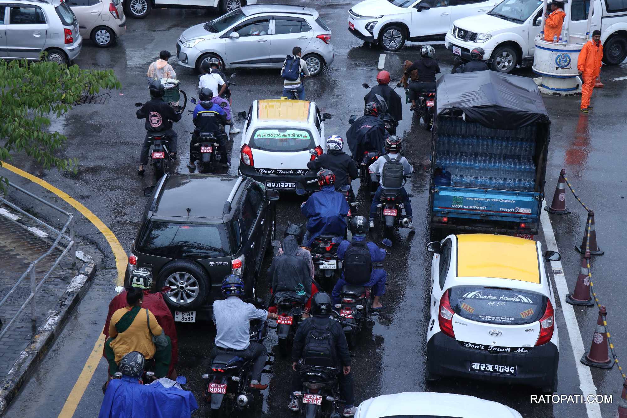 traffic jam due to rain (8)