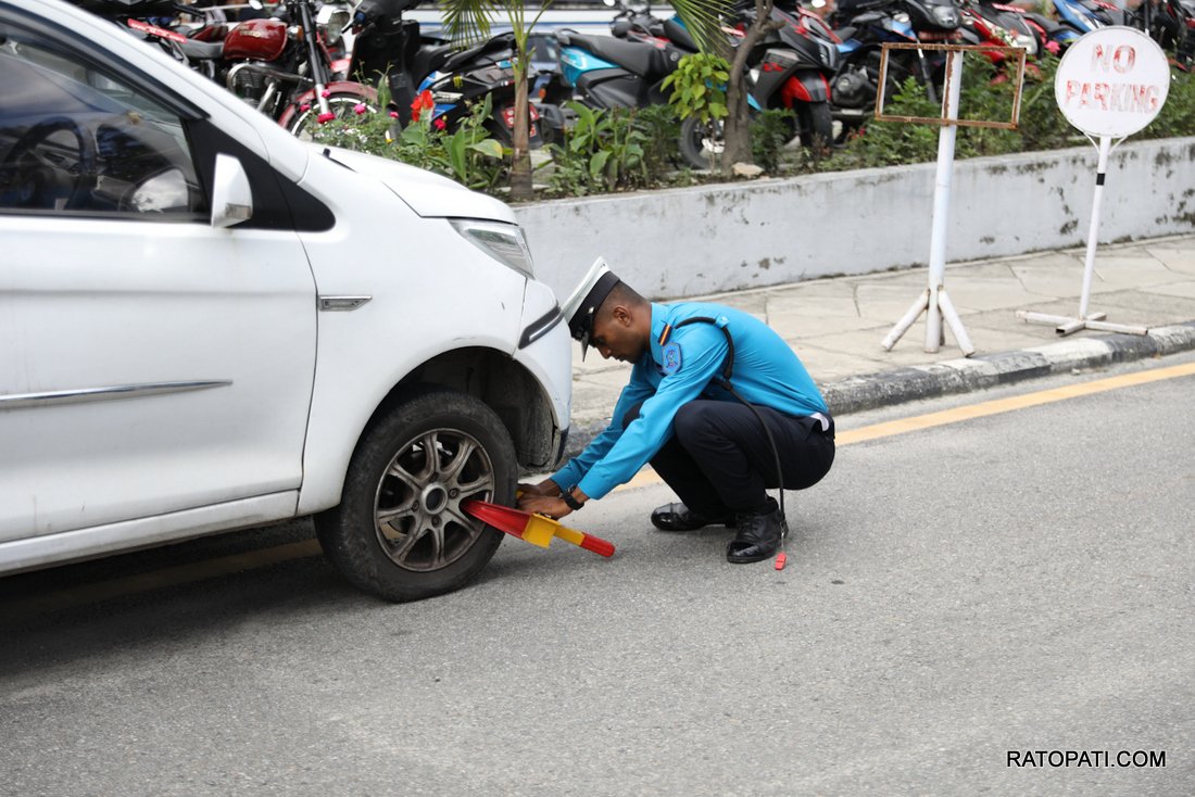 Traffic police singhadurbar -Nepal photo library-02