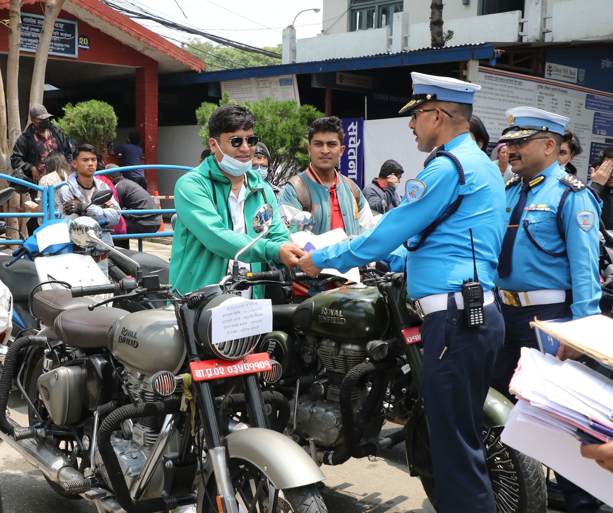 हराएका २३ वटा दुई पाङग्रे सवारी साधन भेटिए,  ट्राफिक प्रहरीद्वारा धनीलाई हस्तान्तरण