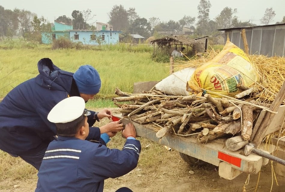 कैलालीमा प्रहरीले थाल्यो गाडामा स्टिकर टाँस्ने अभियान