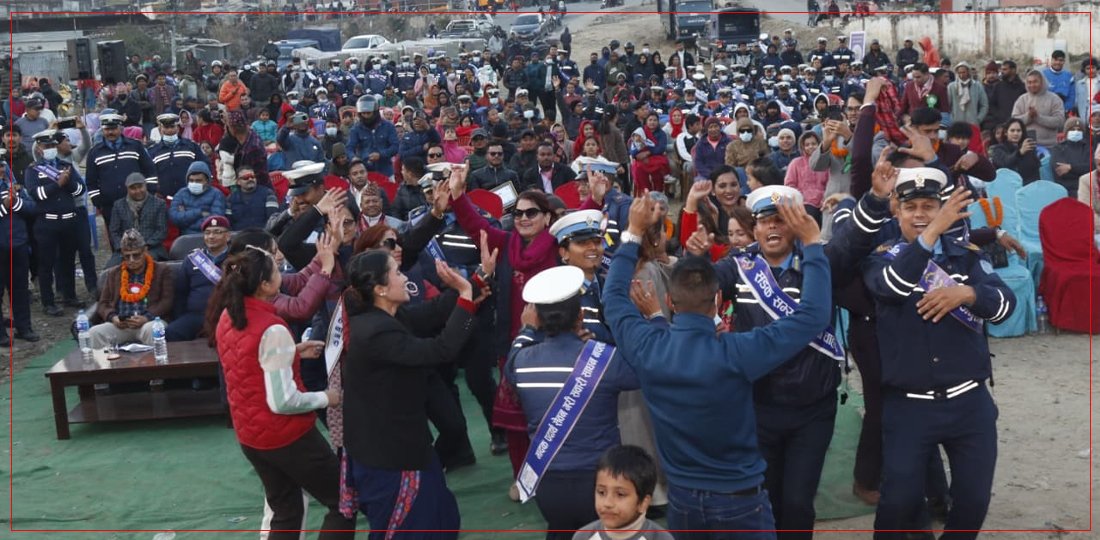  ट्राफिक सचेतना : पशुपति शर्माको गीतमा नाचे ट्राफिक प्रहरी