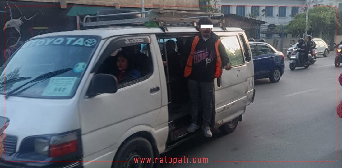 ढोकामा यात्रु राख्ने र शरीरको आधा भाग बाहिर निकाली यात्रा गर्ने उपत्यकाका बसमाथि ट्राफिक प्रहरीको एक्सन