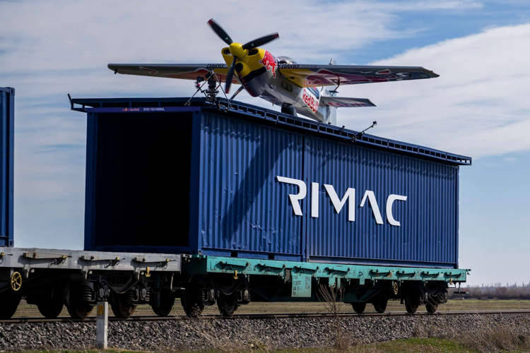 train-plane-landing2