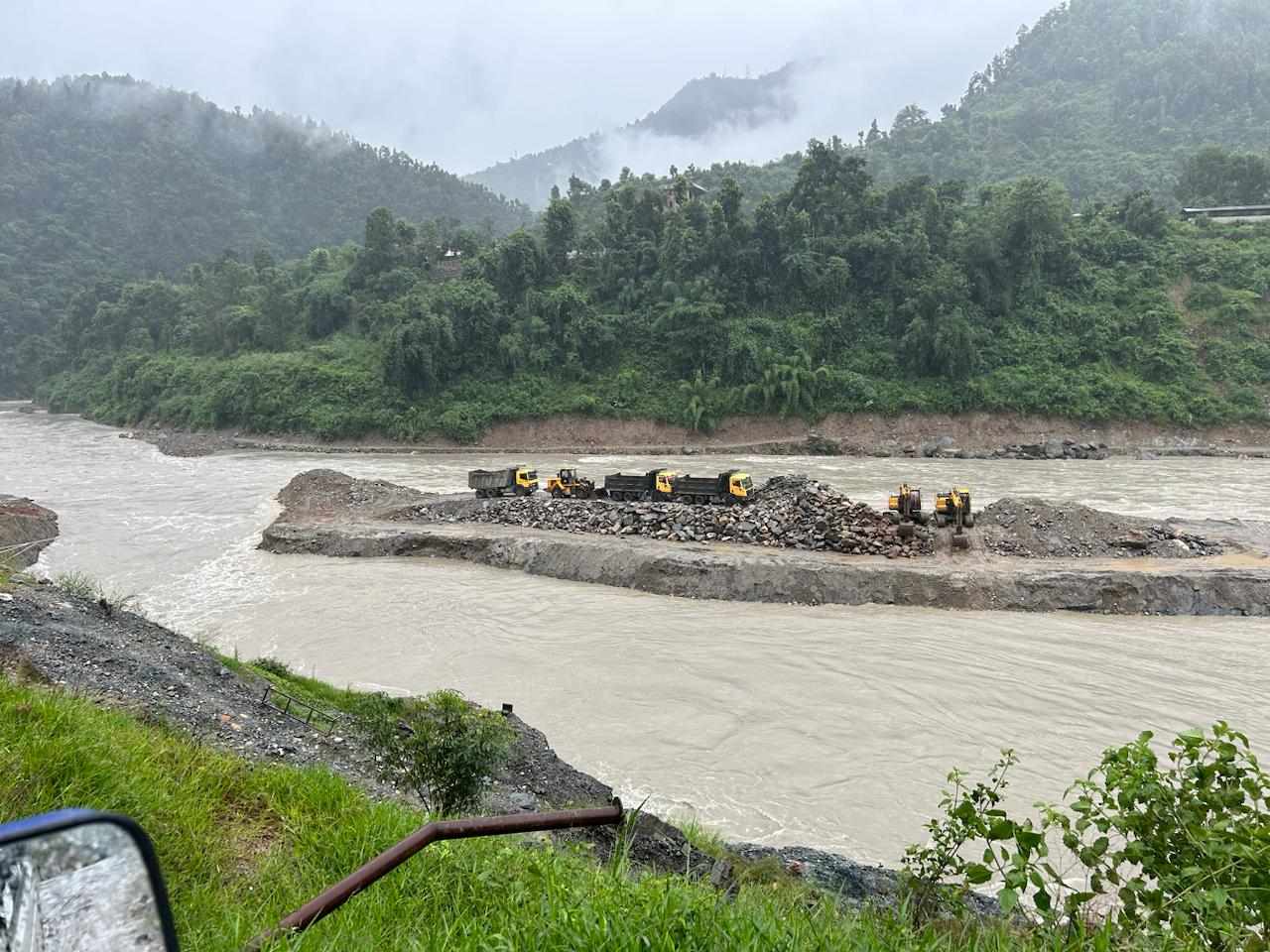 टिपर र एक्साभेटर त्रिशूली नदीको बिच भागमा फसे