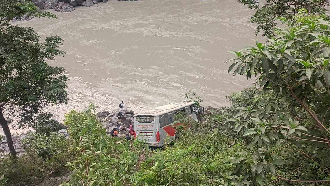 कारसँग ठक्कर खाँदा रात्रि बस त्रिशूली किनारमा खस्यो, घाइते २० मध्ये पाँच जना गम्भीर